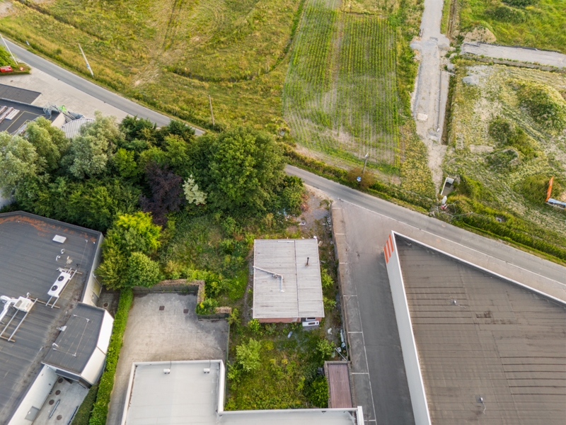 Roeselare-Brugsesteenweg. BOUWGROND + VERGUNDE PLANNEN voor  het bouwen van LOODS 486m2 & LOFT.  Unieke ontwikkelingszone op uitstekende ligging.  Perceel / tuin inclusief +/- 1080 m2. Image